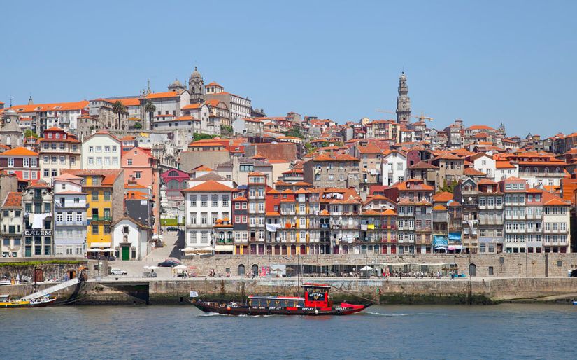 1024px-Cais_da_Ribeira,_Oporto,_Portugal,_2012-05-09,_DD_11